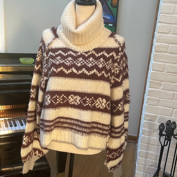Free People Sweaters - Cropped FREE PEOPLE Sweater L | FREE PEOPLE SWEATER SIZE L | Super cute | NWT